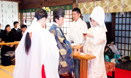 信玄公ゆかりの社で、甲斐の国ならではの厳かな神前式